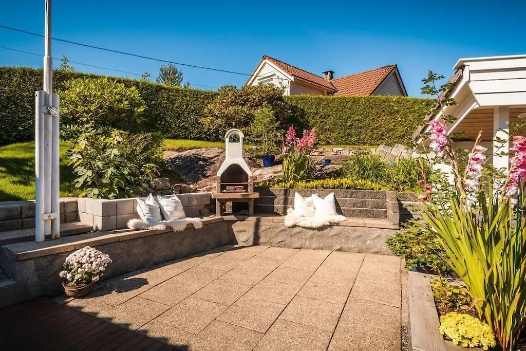 Large Villa With A Lovely Garden, Perfect For Families! Μπέργκεν
